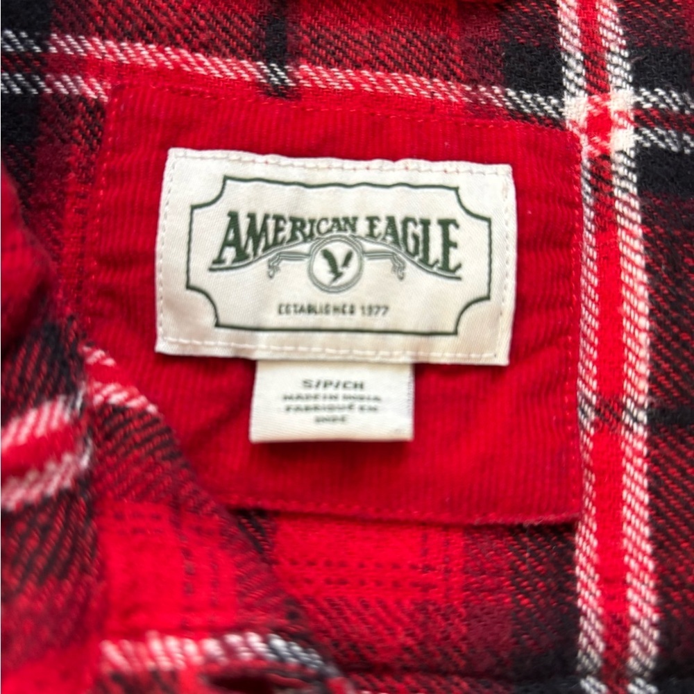 American Eagle Outfitters Red and Black Plaid Cropped Flannel Shirt - Picture 2 of 5